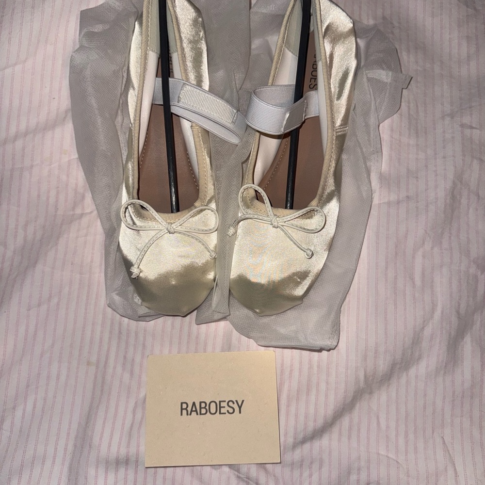 Raboesy Women’s Off White Ballet Flats